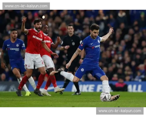 斯坦福桥的硝烟：切尔西与利物浦的宿命对决，蓝军能否捍卫主场荣光？